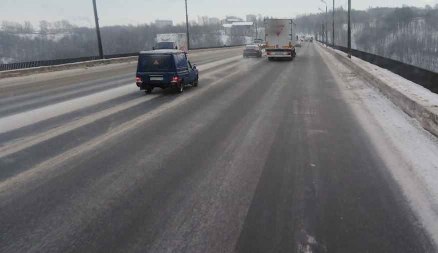 С Мызинского моста после метели вывезли около 100 кубометров снега  - фото 1